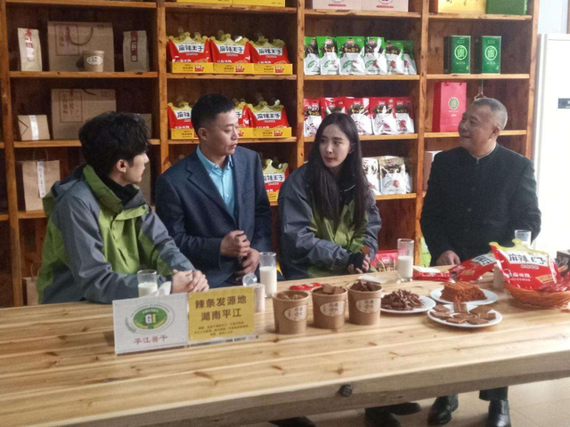 从小作坊到年产值500亿,他靠辣条赚得盆满钵满,出行开百万路虎